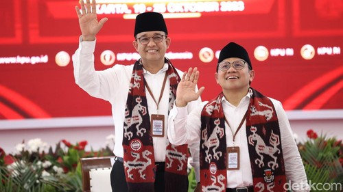 Bakal calon Presiden Anies Baswedan bersama bakal calon Wakil Presiden Muhaimin Iskandar saat melakukan pendaftaran bakal pasangan calon presiden dan wakil presiden pemilihan umum 2024 di Gedung KPU, Jakarta, Kamis (19/10/2023).