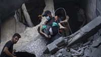 Korban mengalami luka-luka akibat tertimpa bangunan usai serangan udara militer Israel.  