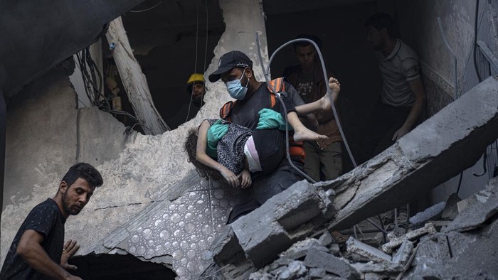 Tim penyelamat dibantu warga terus berjuang untuk mengevakuasi korban luka akibat serangan udara Israel di Jalur Gaza. Mayoritas korban tertimbun oleh reruntuhan bangunan.