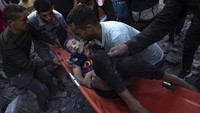 Mereka dievakuasi dengan kondisi terkulai lemas akibat tertimbun reruntuhan bangunan.  