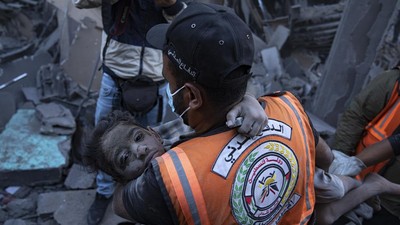 Potret Evakuasi Anak-anak di Gaza yang Terluka Akibat Serangan Israel