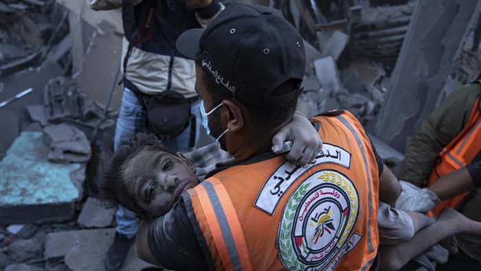 Potret Evakuasi Anak-anak yang Jadi Korban Serangan Israel di Gaza Tim penyelamat dibantu warga terus berjuang untuk mengevakuasi korban luka akibat serangan udara Israel di Jalur Gaza. Mayoritas korban tertimbun oleh reruntuhan bangunan.