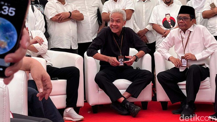 Pasangan calon Ganjar Pranowo dan Mahfud Md akan mendaftarkan diri ke KPU siang ini. Sebelum ke KPU, keduanya akan menyambangi Tugu Proklamasi.