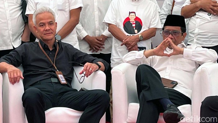 Pasangan calon Ganjar Pranowo dan Mahfud Md akan mendaftarkan diri ke KPU siang ini. Sebelum ke KPU, keduanya akan menyambangi Tugu Proklamasi.