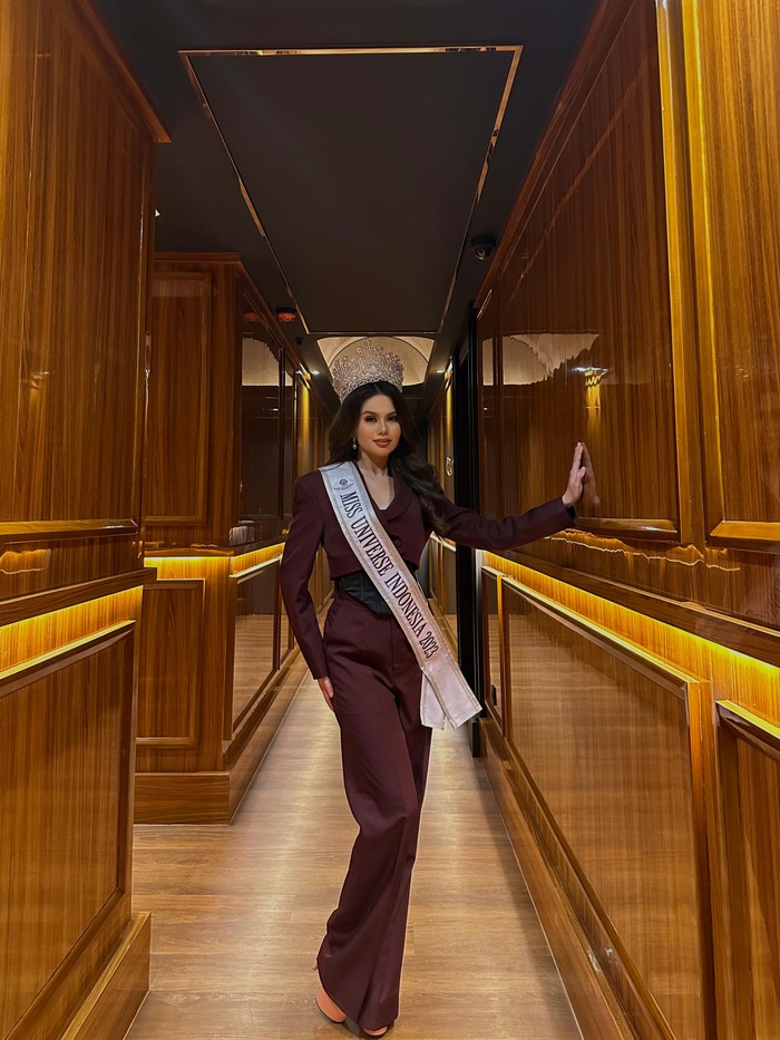 Potret Miss Universe Indonesia dan 1st Runner Up yang Makin Bersinar Miss Universe Indonesia, FabienneΒ Nicole dan 1st Runner Up Miss Universe Indonesia, Vina Sitorus, menghadiri peresmian SUBI Lounge di Jakarta, Rabu (18/10/2023).