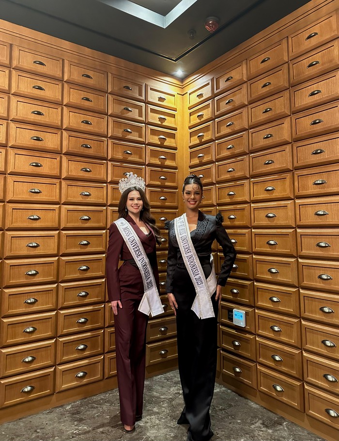 Miss Universe Indonesia, Fabienne Nicole dan 1st Runner Up Miss Universe Indonesia, Vina Sitorus, menghadiri peresmian SUBI Lounge di Jakarta, Rabu (18/10/2023).