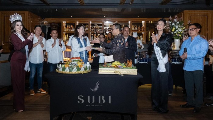Potret Miss Universe Indonesia dan 1st Runner Up yang Makin Bersinar Miss Universe Indonesia, FabienneΒ Nicole dan 1st Runner Up Miss Universe Indonesia, Vina Sitorus, menghadiri peresmian SUBI Lounge di Jakarta, Rabu (18/10/2023).