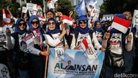 Pendukungnya tampak menyemut di depan KPU menyambut pasangan AMIN.