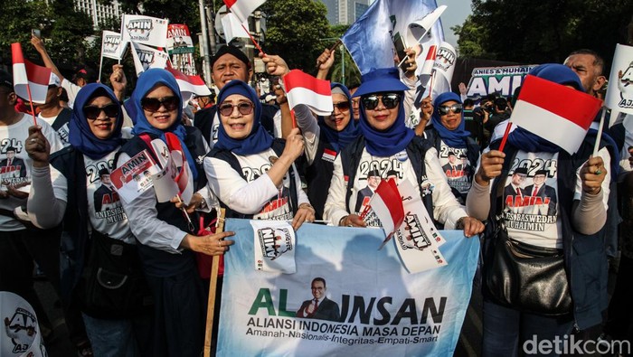 Anies Baswedan dan Muhaimin Iskandar (Cak Imin) bakal mendaftar sebagai capres-cawapres. Pendukungnya tampak menyemut di depan KPU menyambut pasangan AMIN.