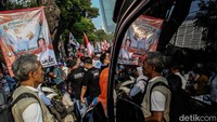 Mereka turut serta membawa atribut dukungan untuk Anies-Cak Imin.