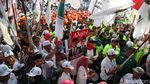 Potret Pendukung Anies-Cak Imin Menyemut di Depan KPU