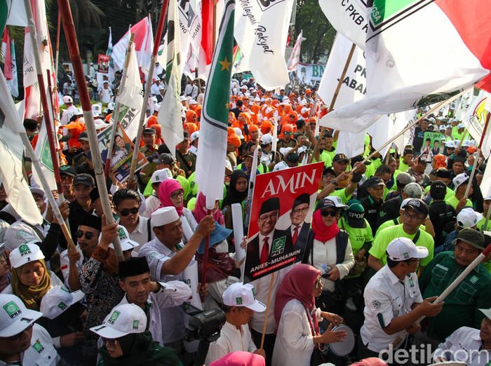 Anies Baswedan dan Muhaimin Iskandar (Cak Imin) bakal mendaftar sebagai capres-cawapres. Pendukungnya tampak menyemut di depan KPU menyambut pasangan AMIN.