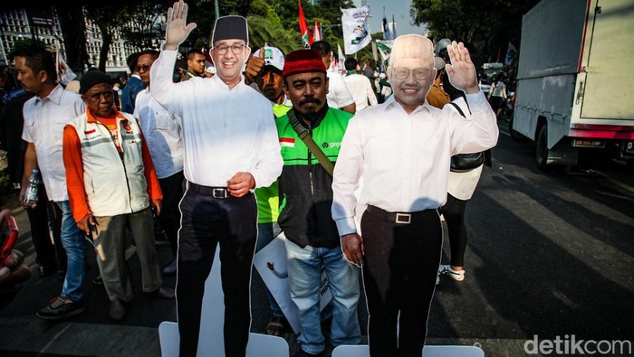 Potret Pendukung Anies-Cak Imin Menyemut di Depan KPU Anies Baswedan dan Muhaimin Iskandar (Cak Imin) bakal mendaftar sebagai capres-cawapres. Pendukungnya tampak menyemut di depan KPU menyambut pasangan AMIN.