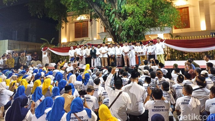 Prabowo bersama relawan menyanyikan lagu Yalal Wathon karya pendiri Nahdlatul Ulama (Tiara Aliya/detikcom)
