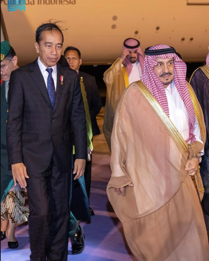 Presiden Jokowi tiba di Riyadh, disambut Gubernur Riyadh Pangeran Faisal bin Bandar Al Saud Presiden Jokowi tiba di Riyadh, disambut Gubernur Riyadh Pangeran Faisal bin Bandar Al Saud, Rabu (18/10/2023) malam.