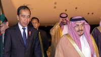 Presiden Joko Widodo didampingi ibu negara tiba di Riyadh, Arab Saudi pada Rabu, 18 Oktober 2023. Pesawat Garuda Indonesia (GIA-1) yang ditumpangi Presiden dan rombongan mendarat di Bandara Internasional King Khalid Riyadh pukul 23.25 waktu Arab Saudi (WAS). Foto: SPA