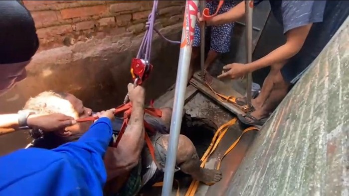 pria kota malang terperosok septic tank