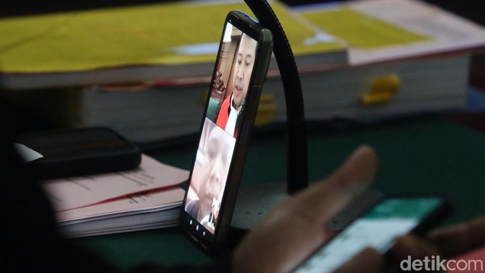 Pria pencuri mobil sendiri usai digadaikan ke teman mengikuti sidang perkara pencurian secara daring di PN Surabaya.