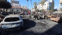Mobil-mobil tersebut ada yang ringsek hingga hangus terbakar. 