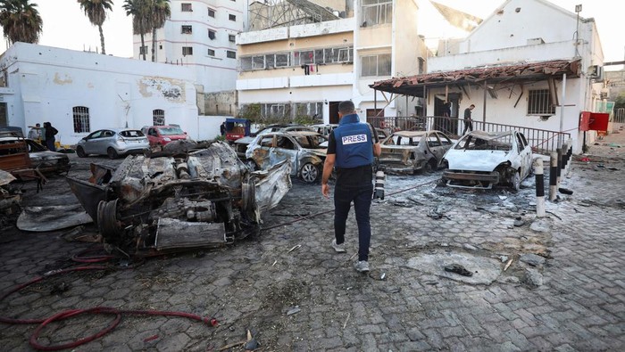 FILE PHOTO: People inspect the area of Al-Ahli hospital where hundreds of Palestinians were killed in a blast that Israeli and Palestinian officials blamed on each other, and where Palestinians who fled their homes were sheltering amid the ongoing conflict with Israel,  in Gaza City, October 18, 2023.  REUTERS/Mohammed Al-Masri/File Photo