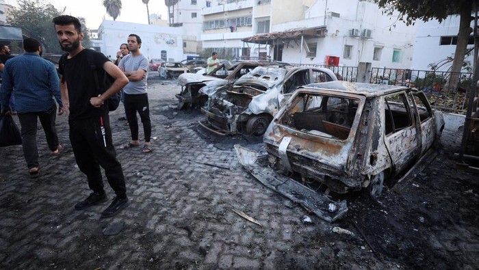 Puluhan Mobil Hancur Akibat Serangan Israel di RS Gaza FILE PHOTO: People inspect the area of Al-Ahli hospital where hundreds of Palestinians were killed in a blast that Israeli and Palestinian officials blamed on each other, and where Palestinians who fled their homes were sheltering amid the ongoing conflict with Israel, in Gaza City, October 18, 2023. REUTERS/Mohammed Al-Masri/File Photo