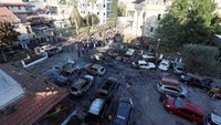 Tampak puluhan mobil rusak akibat serangan Israel di rumah sakit tersebut. 
