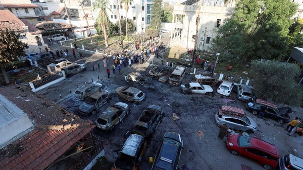 Puluhan Mobil Hancur Akibat Serangan Israel di RS Gaza