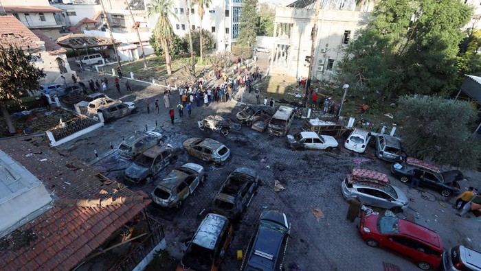 Puluhan Mobil Hancur Akibat Serangan Israel di RS Gaza FILE PHOTO: People inspect the area of Al-Ahli hospital where hundreds of Palestinians were killed in a blast that Israeli and Palestinian officials blamed on each other, and where Palestinians who fled their homes were sheltering amid the ongoing conflict with Israel, in Gaza City, October 18, 2023. REUTERS/Mohammed Al-Masri/File Photo