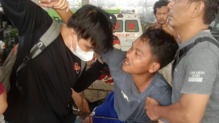 R, (tengah) anak pemilik kos yang diduga memperkosa mahasiswi di Deli Serdang saat ditangkap. (Istimewa)