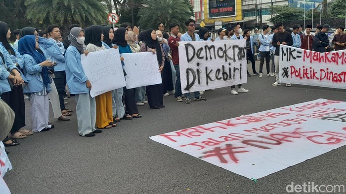 Ratusan mahasiswa menolak putusan MK soal batas usai capres-cawapres