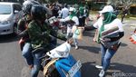 Kader PKB Jatim Bagikan Kerudung di Surabaya Saat AMIN Daftar ke KPU