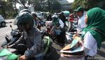 Kader PKB Jatim Bagikan Kerudung di Surabaya Saat AMIN Daftar ke KPU