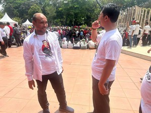 Relawan Berkaus Golfud Golongan Mahfud Muncul di Tugu Proklamasi