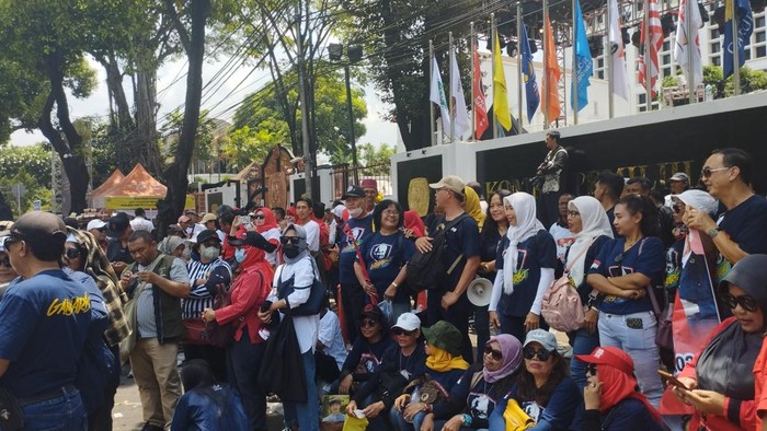 Relawan Ganjar-Mahfud Berdatangan di KPU