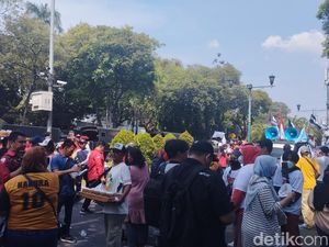 Ganjar-Mahfud Selesai Daftar Capres-Cawapres, Relawan Tinggalkan KPU