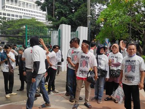 Relawan Mulai Datangi Tugu Proklamasi Jelang Ganjar-Mahfud Daftar ke KPU