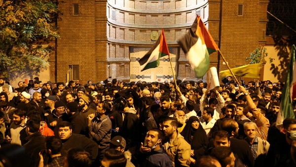 Ribuan Warga Geruduk Kedubes Prancis di Iran, Kutuk Serangan Israel