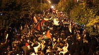 Kerumunan besar-besaran berbaris di jalan-jalan Teheran hingga Rabu (18/10/2023) dini hari untuk memprotes serangan rumah sakit di utara Jalur Gaza yang menewaskan ratusan orang.