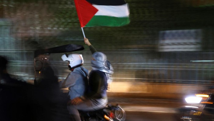Ribuan Warga Geruduk Kedubes Prancis di Iran, Kutuk Serangan Israel Protesters attend an anti-Israel protest in front of the French embassy in Tehran, Iran, October 18, 2023. Majid Asgaripour/WANA (West Asia News Agency) via REUTERS. ATTENTION EDITORS - THIS IMAGE HAS BEEN SUPPLIED BY A THIRD PARTY.
