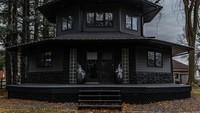 Foto: via Oddity CentralRumah berbentuk segi enam di Illinois, Amerika Serikat ini sangat unik. Sebab, warna exterior dan interior rumahnya serba hitam.