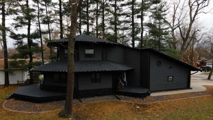 Rumah serba hitam via Oddity Central Rumah serba hitam via Oddity Central