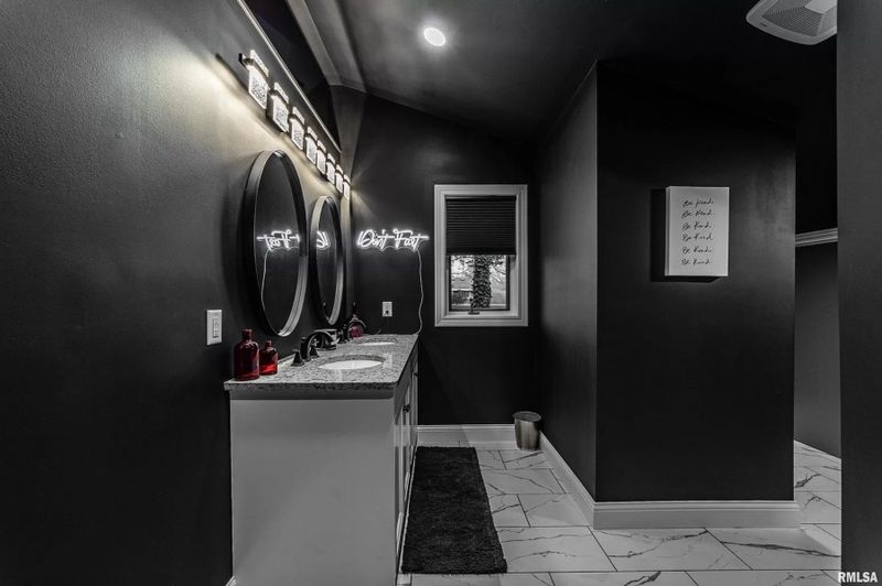 Rumah serba hitam/RMLSA via Oddity Central