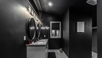 Foto: RMLSA via Oddity CentralKamar mandinya juga memadukan warna hitam-putih. Warna putih didapat dari kusen jendela dan wastafel.