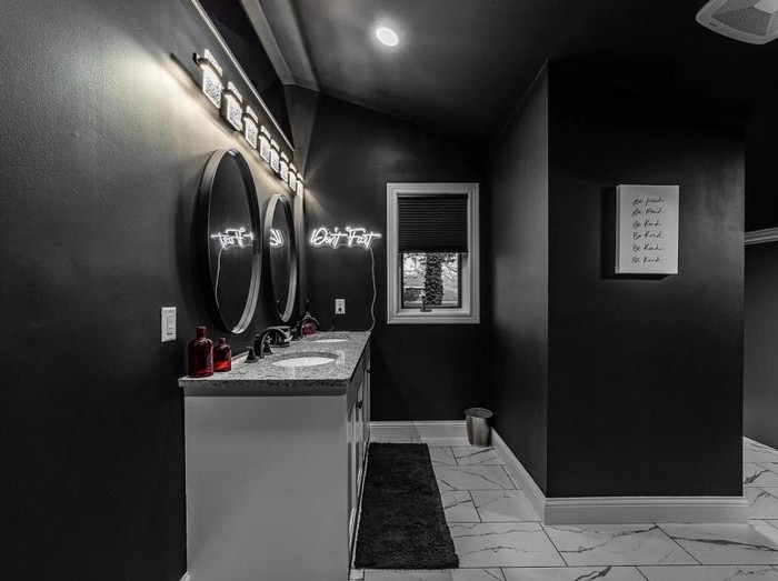 Rumah serba hitam/RMLSA via Oddity Central