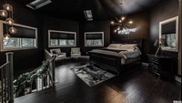 Foto: RMLSA via Oddity CentralKamar tidur di lantai 2 tampak memadukan warna hitam dan putih. Warna putih didapatkan dari furnitur yang ada, seperti kusen jendela, kursi, dan sprei tempat tidur.