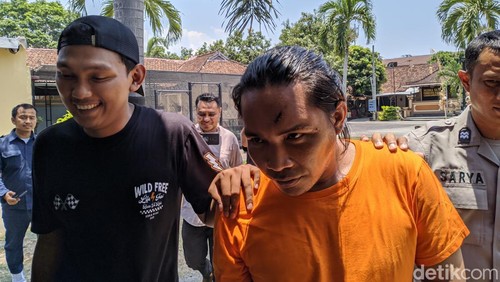 Satpam pelaku penganiayaan warga Mataram ditangkap, Kamis (19/10/2023). (Ahmad Viqi/detikBali)