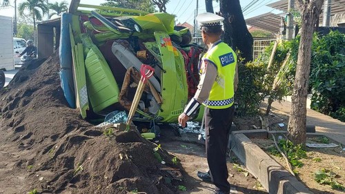 Sebuah truk bermuatan pasir terguling hingga ringsek di Jalan Sunset Road, Kecamatan Kuta, Kabupaten Badung, Bali, Kamis (19/10/2023). (Instagram @humaspolsekkuta)