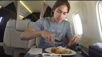 Naik pesawat pribadi, El Rumi menghabiskan waktu makan siang dengan menu sederhana seperti nasi, ayam goreng dan sambal. Foto: Instagram/YouTube
