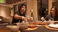  Memiliki ibu yang jago masak, El selalu dimanjakan dengan masakan enak buatan Maia. Salah satunya menu buntut mercon yang bikin El ketagihan. Foto: Instagram/YouTube