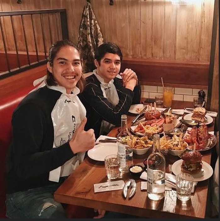Serunya El Rumi Saat Mampir ke Resto Salt Bae hingga Makan di Pesawat Pribadi Serunya El Rumi Saat Mampir ke Resto Salt Bae hingga Makan di Pesawat Pribadi